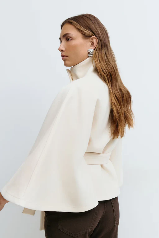 Lara™ | Abrigo tipo capa con cinturón y cuello alto