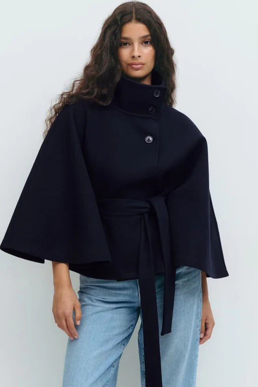 Lara™ | Abrigo tipo capa con cinturón y cuello alto