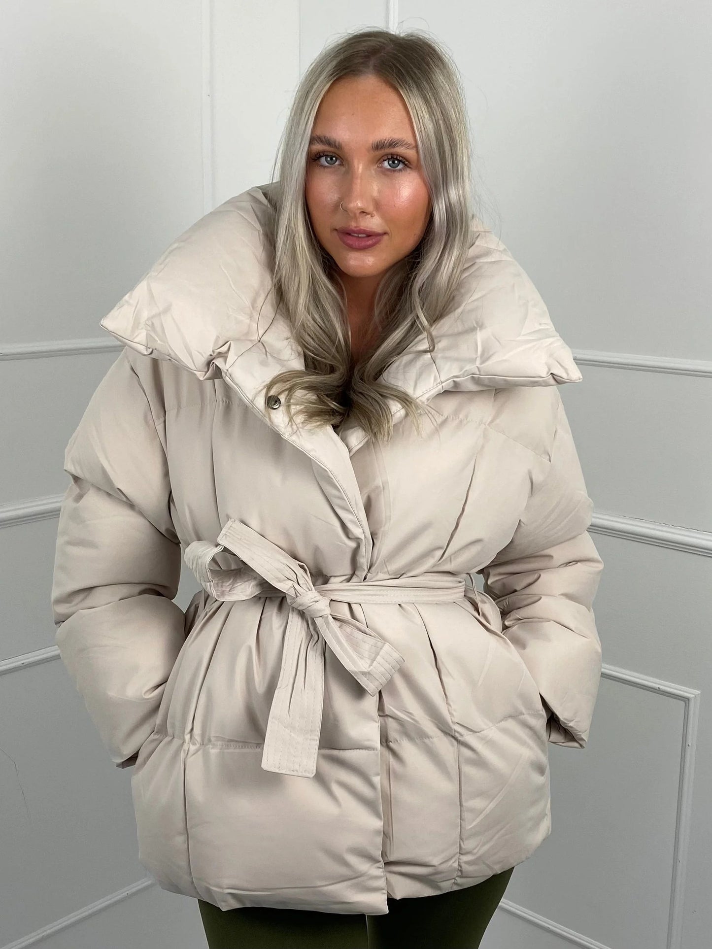 Elina | Chaqueta corta acolchada con cinturón
