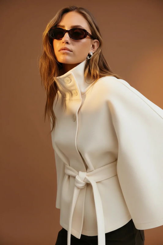 Lara™ | Abrigo tipo capa con cinturón y cuello alto