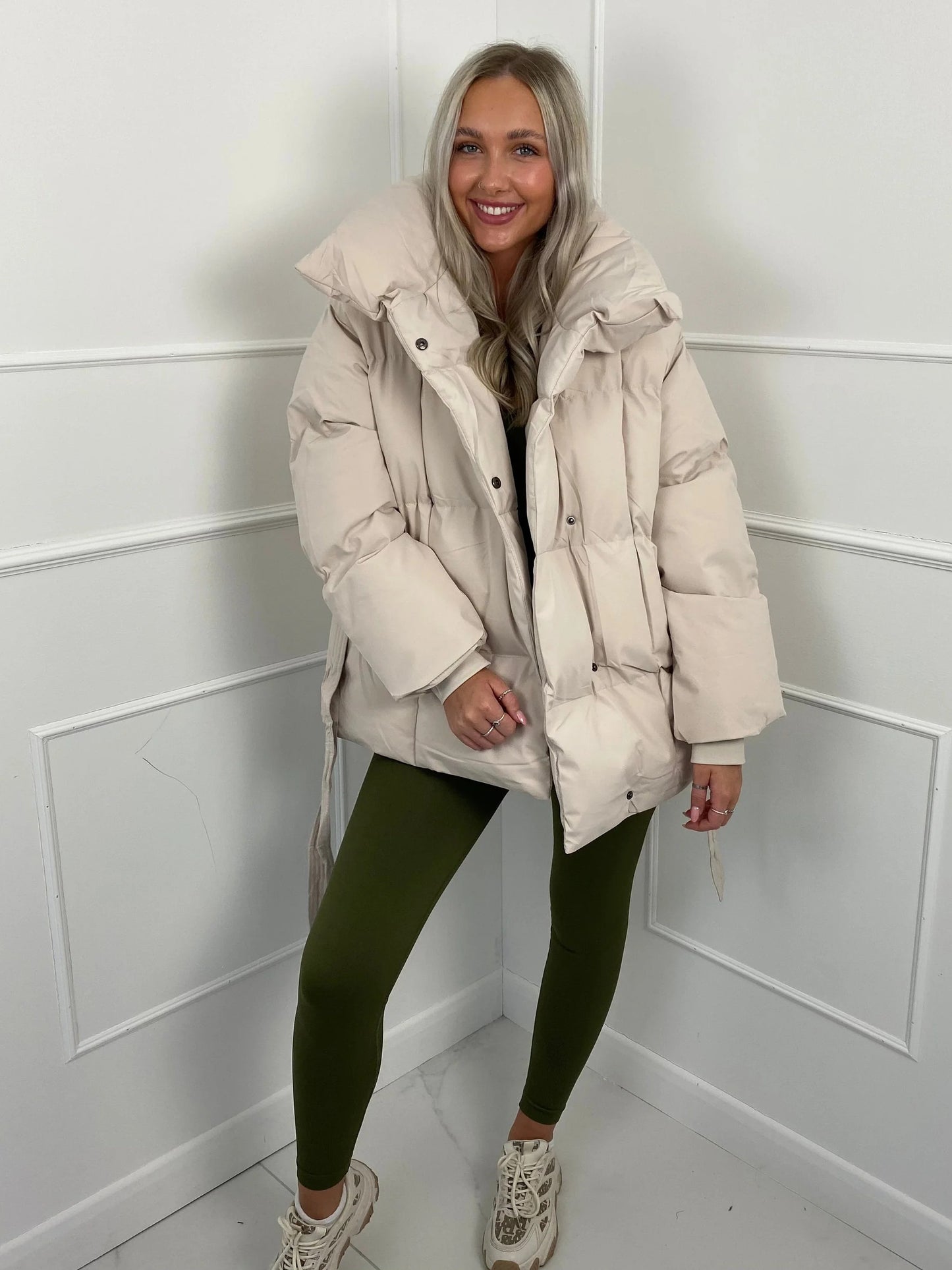 Elina | Chaqueta corta acolchada con cinturón