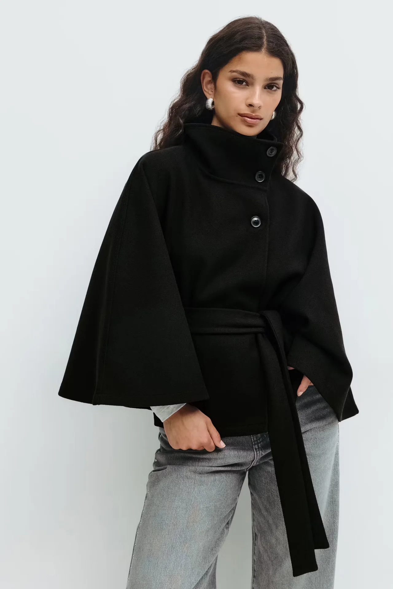 Lara™ | Abrigo tipo capa con cinturón y cuello alto