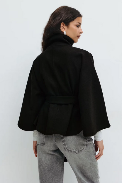 Lara™ | Abrigo tipo capa con cinturón y cuello alto