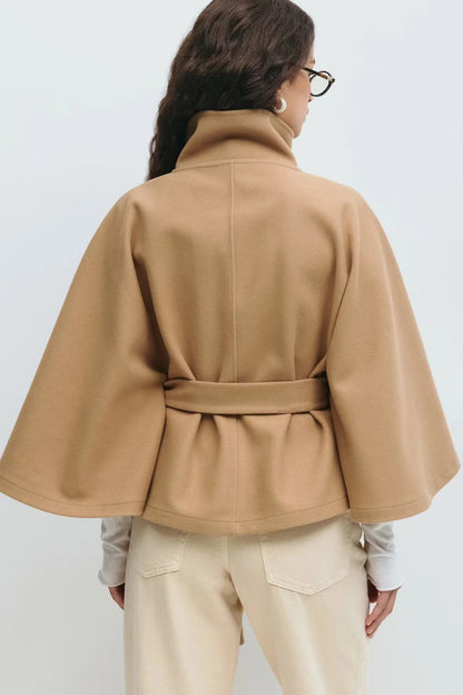 Lara™ | Abrigo tipo capa con cinturón y cuello alto
