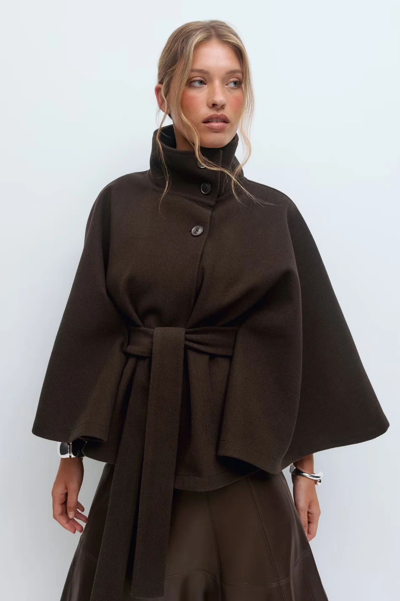Lara™ | Abrigo tipo capa con cinturón y cuello alto