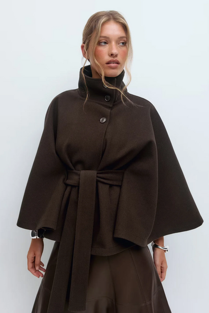 Lara™ | Abrigo tipo capa con cinturón y cuello alto