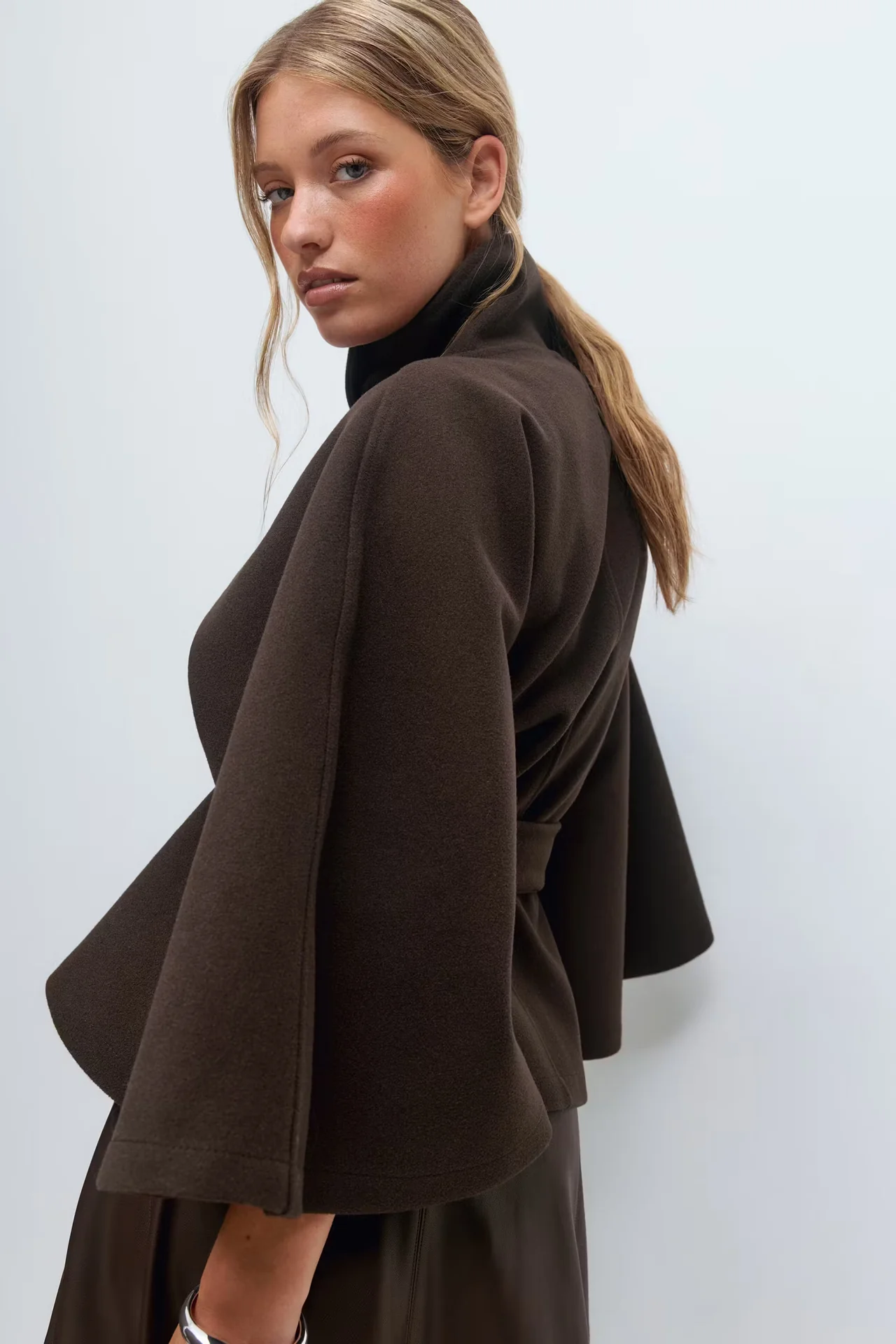 Lara™ | Abrigo tipo capa con cinturón y cuello alto